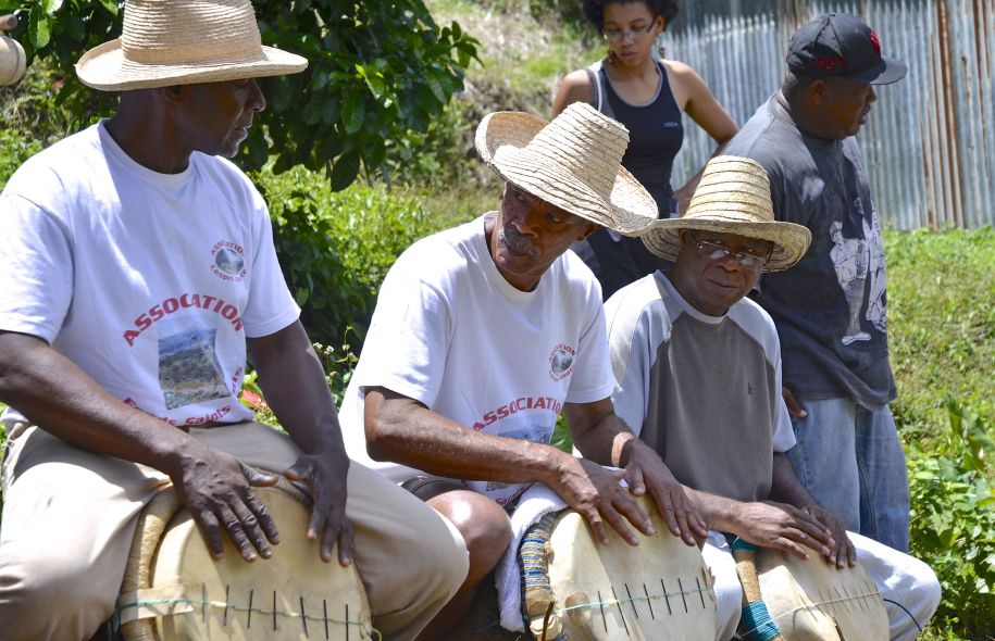 Photo Hélène Clément. Les maîtres-tambours donnent la cadence pour le lasotè : un rythme pour labourer la terre de bas en haut, un autre pour le billonnage. Tout en haut : les agriculteurs de Fonds-Saint-Denis, en Martinique.