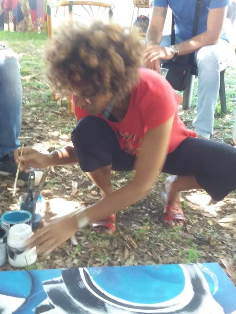 Annick à l'oeuvre sur l'oeuvre commune des plasticiens du St Pierre Art Fair